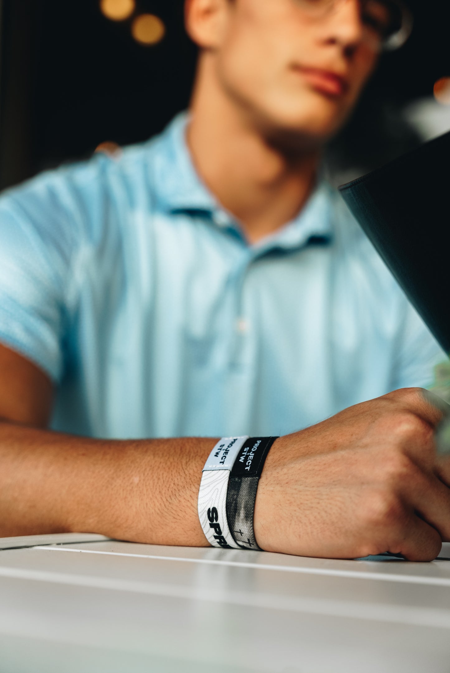 Pulseira com logotipo do projeto STW