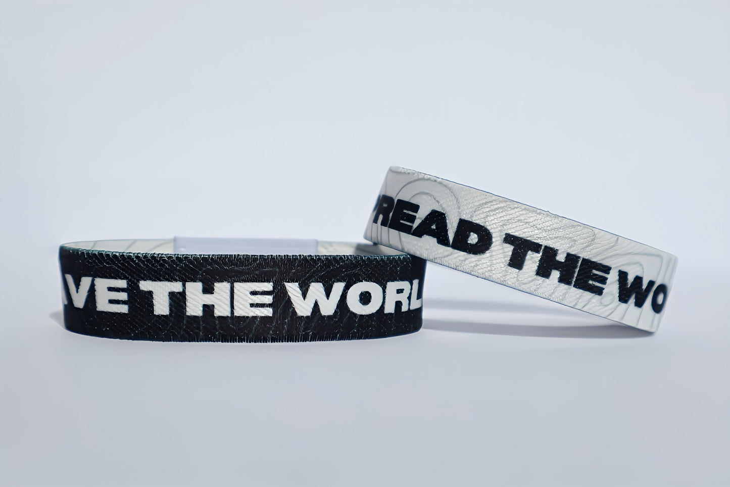 Pulseira com logotipo do projeto STW